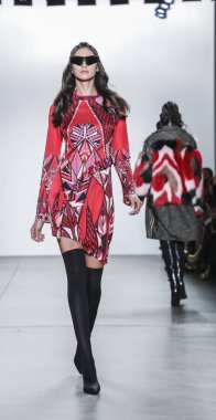 New York, ABD - 9 Şubat 2019: Bir model yürür pist Pier 59 Studios Chelsea Piers, Manhattan, New York moda haftasında Custo Barcelona sonbahar/kış 2019 koleksiyonu için