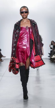 New York, ABD - 9 Şubat 2019: Bir model yürür pist Pier 59 Studios Chelsea Piers, Manhattan, New York moda haftasında Custo Barcelona sonbahar/kış 2019 koleksiyonu için