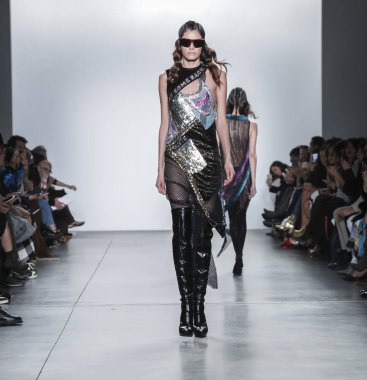 New York, ABD - 9 Şubat 2019: Bir model yürür pist Pier 59 Studios Chelsea Piers, Manhattan, New York moda haftasında Custo Barcelona sonbahar/kış 2019 koleksiyonu için