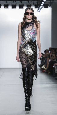 New York, ABD - 9 Şubat 2019: Bir model yürür pist Pier 59 Studios Chelsea Piers, Manhattan, New York moda haftasında Custo Barcelona sonbahar/kış 2019 koleksiyonu için
