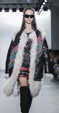 New York, ABD - 9 Şubat 2019: Bir model yürür pist Pier 59 Studios Chelsea Piers, Manhattan, New York moda haftasında Custo Barcelona sonbahar/kış 2019 koleksiyonu için