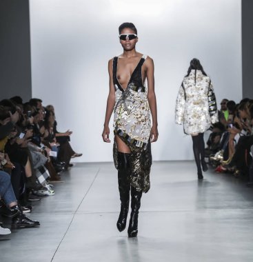 New York, ABD - 9 Şubat 2019: Bir model yürür pist Pier 59 Studios Chelsea Piers, Manhattan, New York moda haftasında Custo Barcelona sonbahar/kış 2019 koleksiyonu için
