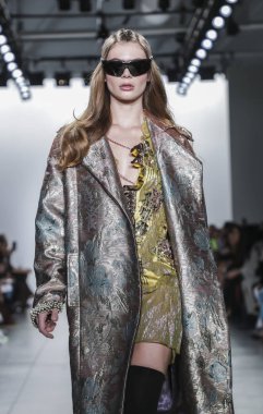 New York, ABD - 9 Şubat 2019: Bir model yürür pist Pier 59 Studios Chelsea Piers, Manhattan, New York moda haftasında Custo Barcelona sonbahar/kış 2019 koleksiyonu için