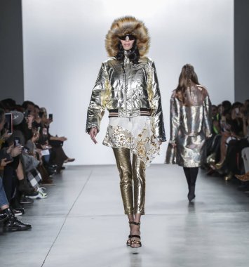 New York, ABD - 9 Şubat 2019: Bir model yürür pist Pier 59 Studios Chelsea Piers, Manhattan, New York moda haftasında Custo Barcelona sonbahar/kış 2019 koleksiyonu için