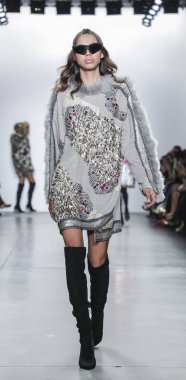 New York, ABD - 9 Şubat 2019: Bir model yürür pist Pier 59 Studios Chelsea Piers, Manhattan, New York moda haftasında Custo Barcelona sonbahar/kış 2019 koleksiyonu için