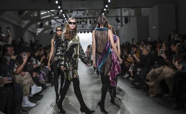 New York, Ny, Amerika Birleşik Devletleri - 9 Şubat 2019: Modelleri yürüyüş pist Pier 59 Studios Chelsea Piers, Manhattan, New York moda haftasında Custo Barcelona sonbahar/kış 2019 koleksiyonu için