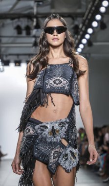 New York, ABD - 9 Şubat 2019: Bir model yürür pist Pier 59 Studios Chelsea Piers, Manhattan, New York moda haftasında Custo Barcelona sonbahar/kış 2019 koleksiyonu için