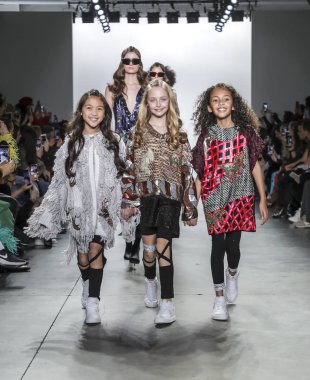 New York, Ny, Amerika Birleşik Devletleri - 9 Şubat 2019: Modelleri yürüyüş pist Pier 59 Studios Chelsea Piers, Manhattan, New York moda haftasında Custo Barcelona sonbahar/kış 2019 koleksiyonu için