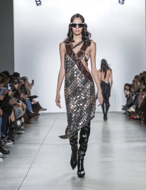 New York, ABD - 9 Şubat 2019: Bir model yürür pist Pier 59 Studios Chelsea Piers, Manhattan, New York moda haftasında Custo Barcelona sonbahar/kış 2019 koleksiyonu için