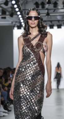 New York, ABD - 9 Şubat 2019: Bir model yürür pist Pier 59 Studios Chelsea Piers, Manhattan, New York moda haftasında Custo Barcelona sonbahar/kış 2019 koleksiyonu için