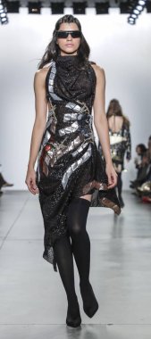 New York, ABD - 9 Şubat 2019: Bir model yürür pist Pier 59 Studios Chelsea Piers, Manhattan, New York moda haftasında Custo Barcelona sonbahar/kış 2019 koleksiyonu için