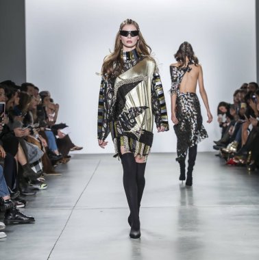 New York, ABD - 9 Şubat 2019: Bir model yürür pist Pier 59 Studios Chelsea Piers, Manhattan, New York moda haftasında Custo Barcelona sonbahar/kış 2019 koleksiyonu için