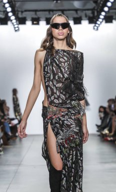New York, ABD - 9 Şubat 2019: Bir model yürür pist Pier 59 Studios Chelsea Piers, Manhattan, New York moda haftasında Custo Barcelona sonbahar/kış 2019 koleksiyonu için