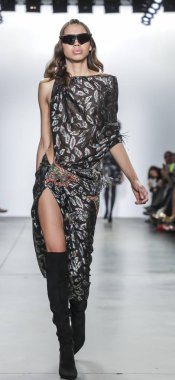 New York, ABD - 9 Şubat 2019: Bir model yürür pist Pier 59 Studios Chelsea Piers, Manhattan, New York moda haftasında Custo Barcelona sonbahar/kış 2019 koleksiyonu için