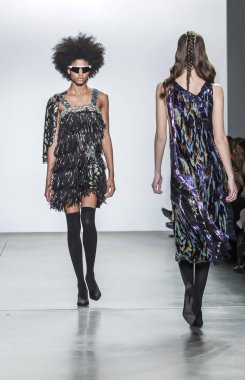 New York, ABD - 9 Şubat 2019: Bir model yürür pist Pier 59 Studios Chelsea Piers, Manhattan, New York moda haftasında Custo Barcelona sonbahar/kış 2019 koleksiyonu için