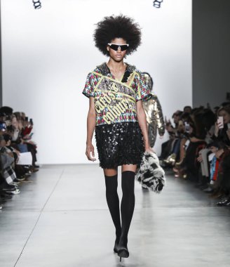 New York, ABD - 9 Şubat 2019: Bir model yürür pist Pier 59 Studios Chelsea Piers, Manhattan, New York moda haftasında Custo Barcelona sonbahar/kış 2019 koleksiyonu için