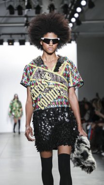 New York, ABD - 9 Şubat 2019: Bir model yürür pist Pier 59 Studios Chelsea Piers, Manhattan, New York moda haftasında Custo Barcelona sonbahar/kış 2019 koleksiyonu için