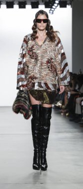 New York, ABD - 9 Şubat 2019: Bir model yürür pist Pier 59 Studios Chelsea Piers, Manhattan, New York moda haftasında Custo Barcelona sonbahar/kış 2019 koleksiyonu için