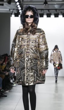 New York, ABD - 9 Şubat 2019: Bir model yürür pist Pier 59 Studios Chelsea Piers, Manhattan, New York moda haftasında Custo Barcelona sonbahar/kış 2019 koleksiyonu için