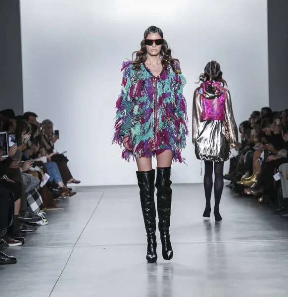 New York, Ny, Amerika Birleşik Devletleri - 9 Şubat 2019: Bir model yürür pist Pier 59 Studios Chelsea Piers, Manhattan, New York moda haftasında Custo Barcelona sonbahar/kış 2019 koleksiyonu için