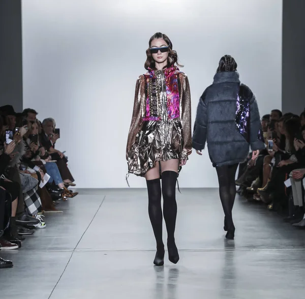 New York, Ny, Amerika Birleşik Devletleri - 9 Şubat 2019: Bir model yürür pist Pier 59 Studios Chelsea Piers, Manhattan, New York moda haftasında Custo Barcelona sonbahar/kış 2019 koleksiyonu için