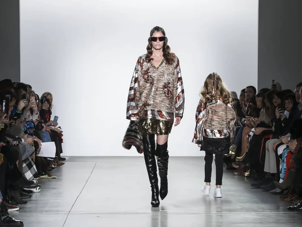 New York, ABD - 9 Şubat 2019: Bir model yürür pist Pier 59 Studios Chelsea Piers, Manhattan, New York moda haftasında Custo Barcelona sonbahar/kış 2019 koleksiyonu için