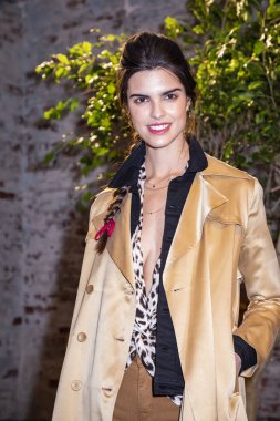 New York, ABD - 6 Şubat 2019: A modeli gösterir elbise Lagence Fw19 koleksiyonu Industria, Manhattan, New York moda haftasında tanıtımı için yukarı