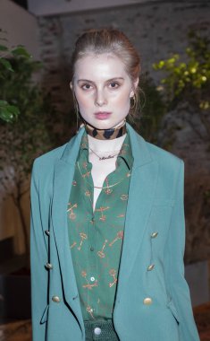 New York, ABD - 6 Şubat 2019: A modeli gösterir elbise Lagence Fw19 koleksiyonu Industria, Manhattan, New York moda haftasında tanıtımı için yukarı