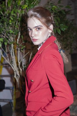 New York, ABD - 6 Şubat 2019: A modeli gösterir elbise Lagence Fw19 koleksiyonu Industria, Manhattan, New York moda haftasında tanıtımı için yukarı