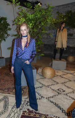 New York, ABD - 6 Şubat 2019: A modeli gösterir elbise Lagence Fw19 koleksiyonu Industria, Manhattan, New York moda haftasında tanıtımı için yukarı