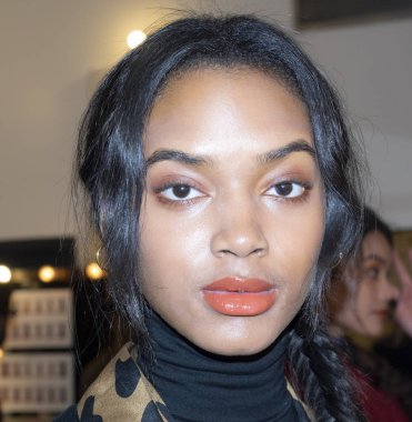 New York, ABD - 6 Şubat 2019: Manken sahne arkasında Lagence Fw19 koleksiyonu Industria, Manhattan, New York moda haftasında tanıtımı için hazırlar.