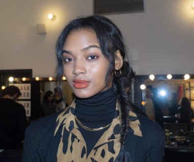 New York, ABD - 6 Şubat 2019: Manken sahne arkasında Lagence Fw19 koleksiyonu Industria, Manhattan, New York moda haftasında tanıtımı için hazırlar.