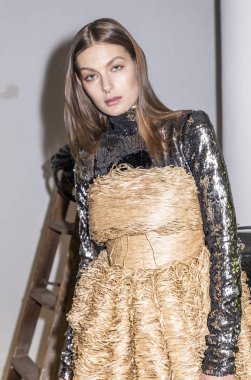 New York, Ny, Amerika Birleşik Devletleri - 6 Şubat 2019: A modeli gösterir Greta Konstantin sonbahar/kış 2019 tanıtımı için elbise kadar 107 bin sokak., Manhattan, New York moda haftasında