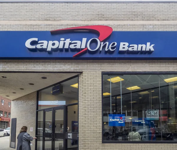 Exterior of Capital One Bank bulding — Stock Photo, Image