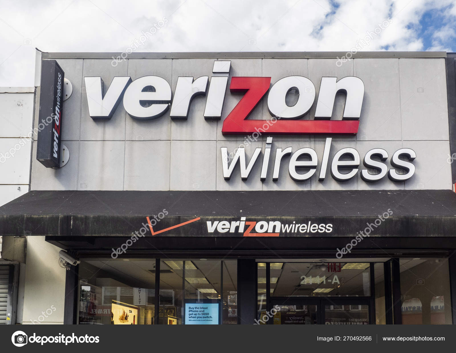 Exterior of Verizon Wireless store – Stock Editorial Photo © SamAronov  #270492566