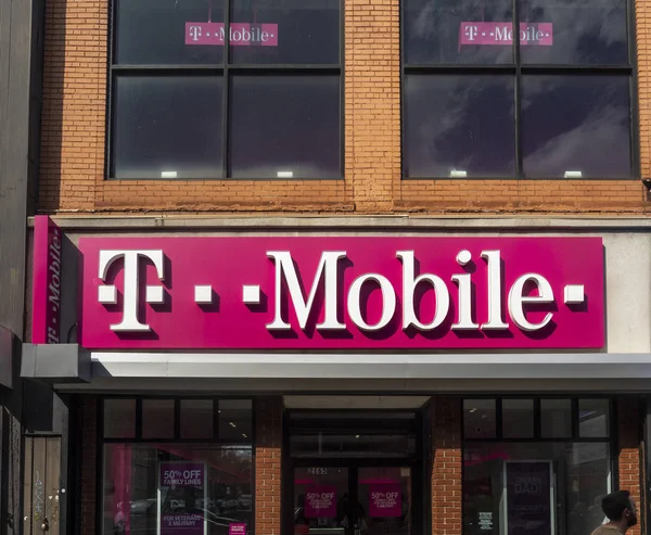 Экстерьер магазина T-Mobile — стоковое фото