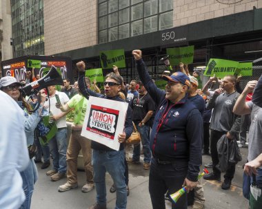 Sendika çalışanları Cim Grubu'na protesto etti