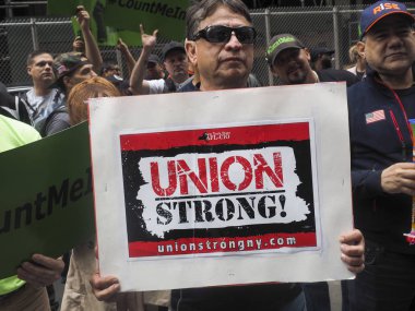 Sendika çalışanları Cim Grubu'na protesto etti