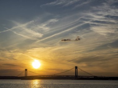 Verrazano Köprüsü üzerinde gün batımı 