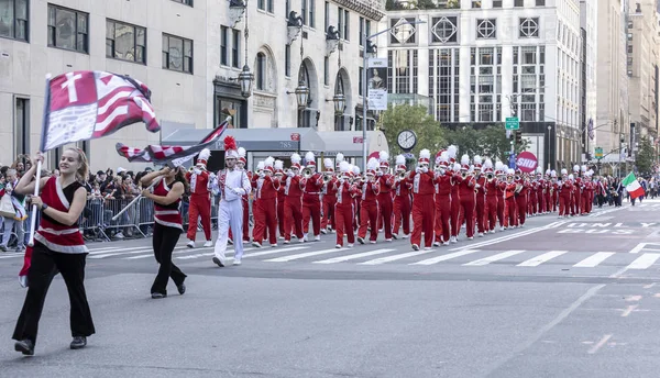 Kolonnenbusparade im Jahr 2019 — Stockfoto