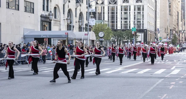 Kolonnenbusparade im Jahr 2019 — Stockfoto