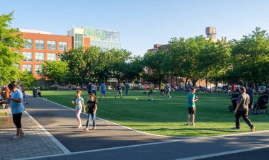 Brooklyn, New York, ABD - 22 Haziran 2020: Seth Low çocuk parkı, COVID-19 enfeksiyonlarının sayısı düştükten sonra New York City 'nin yeniden açılmasının ikinci safhasına girmesiyle halka açıldı. İnsanlar uzun süre karantinada kaldıktan sonra sıcak yaz günlerinin tadını çıkarırlar.