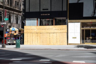 New York, New York, ABD - 24 Haziran 2020: 5. Cadde, Manhattan 'daki kapalı koç dükkanı. COVID-19 salgınının ortasında protestolar sırasında vandalizm beklentisiyle vitrinlere kontrplak döşenmiş.