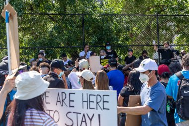 Brooklyn NY ABD - 1 Ağustos 2020: 89 yaşındaki Asyalı bir kadın Bensonhurst 'te bir nefret suçunun kurbanı olduktan sonra hepimizi yakamazlar - ırkçılığa ve nefret suçuna karşı birlik mitingi