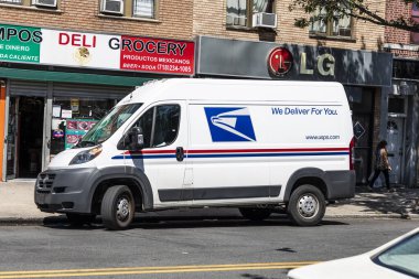 Brooklyn, New York, ABD - 18 Ağustos 2020: Posta krizi, COVID-19 ve yaklaşan seçimlerin ortasında Brooklyn 'in merdivenlerinde görülen posta kamyonu. 