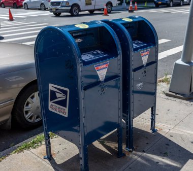 Brooklyn, New York, ABD - 18 Ağustos 2020: Posta krizi, COVID-19 ve yaklaşan seçimlerin ortasında Birleşik Siates Posta Posta Kutusu. 