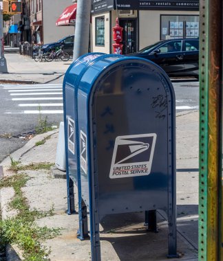 Brooklyn, New York, ABD - 18 Ağustos 2020: Posta krizi, COVID-19 ve yaklaşan seçimlerin ortasında Birleşik Siates Posta Posta Kutusu. 