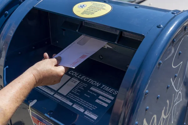 Brooklyn Usa August 2020 Unidentified Person Drops Letter United Siates — Stock Photo, Image