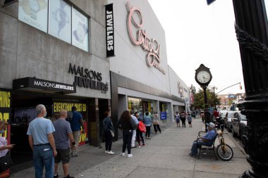 Brooklyn, New York, ABD - 16 Eylül 2020: Century 21 mağazasına girmek için kuyrukta bekleyenler. Tüm mağazalar kapanacak ve COVID-19 salgını sırasında şirket kapanacak.