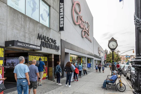 Brooklyn Usa September 2020 People Waiting Line Get Century Department — Stock Photo, Image